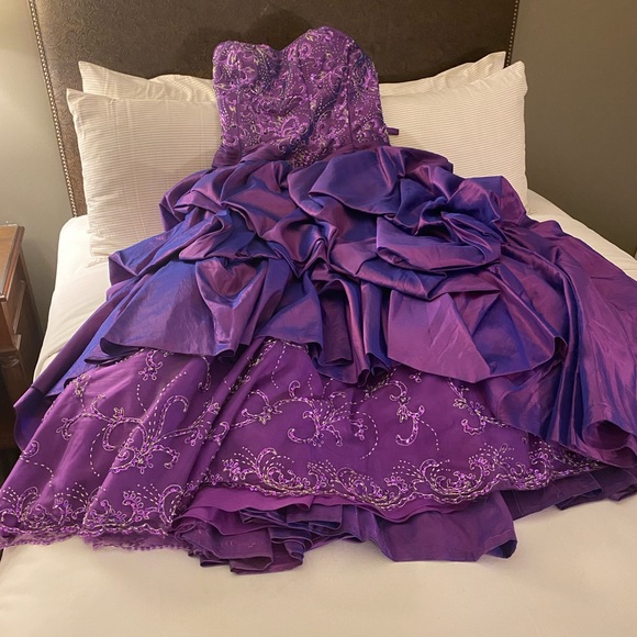 Gorgeous formal gown by DaVinci. - Picture 6 of 7